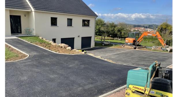 COUR TERMINEE APRES REPRISE FOND DE FORME, POSE DE BORDURES ET FINITION EN ENROBE