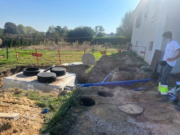 FOURNITURE ET POSE D'UNE FOSSE TOUTES EAUX 6EH--RACCORDEMENTS