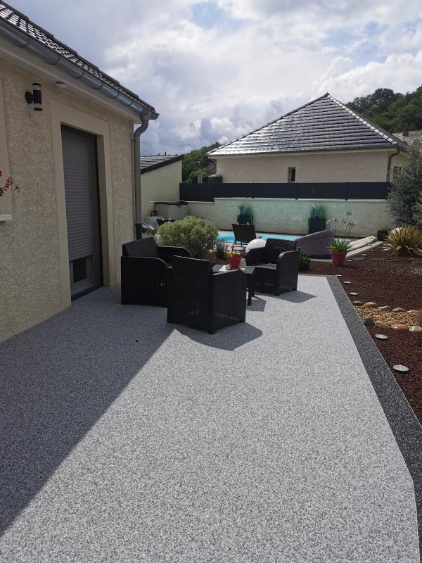 APPLICATION RESINE DE MARBRE POLYCHROME SUR TERRASSE EXISTANTE