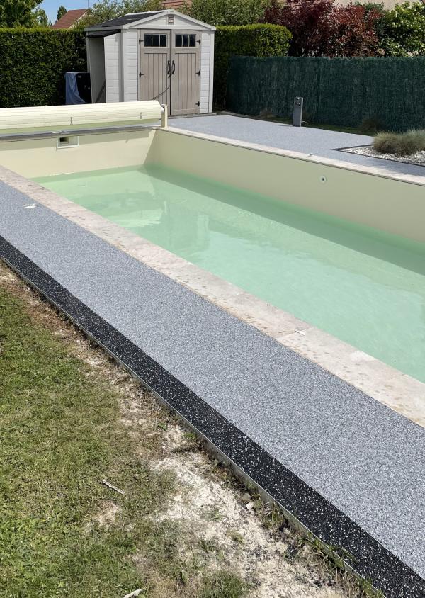 PLAGE DE PISCINE EN RESINE DE MARBRE POLYCHROME