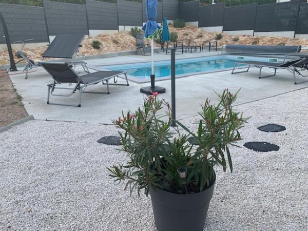 HABILLAGE D'UN TALUS EN ENROCHEMENT+AMELIORATION PLAGE DE PISCINE EN BETON