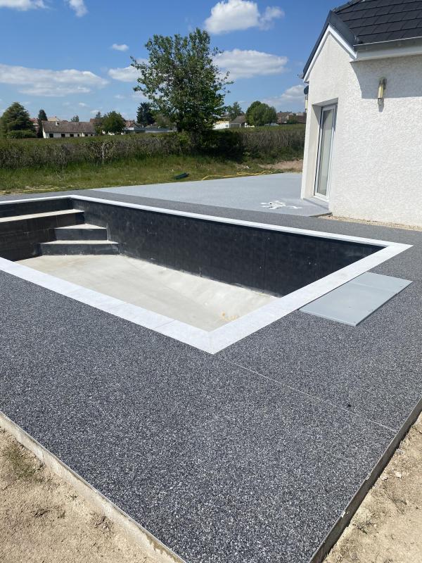 FINITION TERRASSE+PLAGE DE PISCINE EN RESINE DE MARBRE//INSERT MOTIF DANS RESINE //selon choix du client