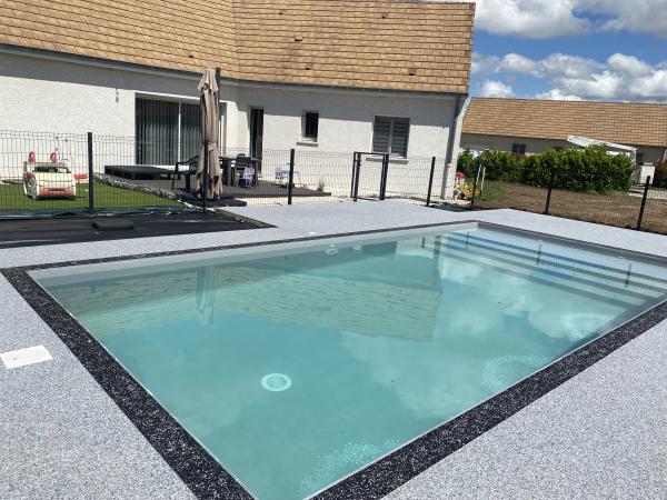CREATION D'UNE PISCINE ET DE SES PLAGES AVEC FINITION EN RESINE DE MARBRE+POSE GRILLAGE RIGIDE