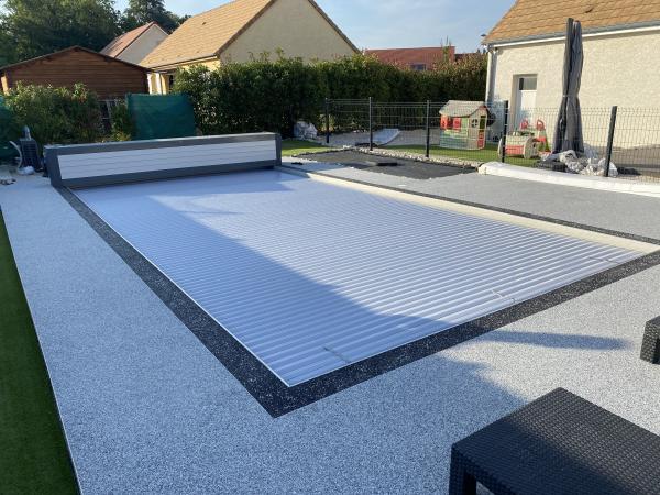 PISCINE ET PLAGE TERMINEES//POSE D'UNE COUVERTURE DE SECURITE AUTOMATIQUE HORS SOL AVEC BANC DESIGN
