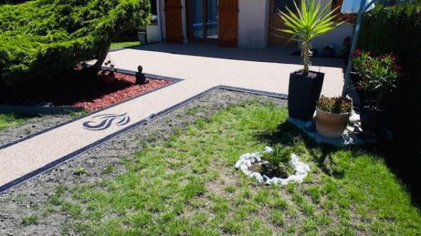 AMENAGEMENT EXTERIEUR POSE DE RESINE AVEC INSERT MOTIF DECORATIF CHOISI PAR LE CLIENT