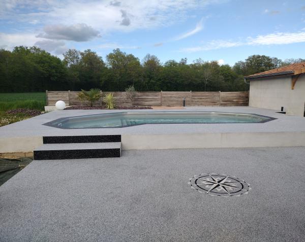 PLAGE DE PISCINE EN RESINE DE MARBRE POLYCHROME, INSERTION MOTIF EN RESINE+AMENAGEMENT PAYSAGER 